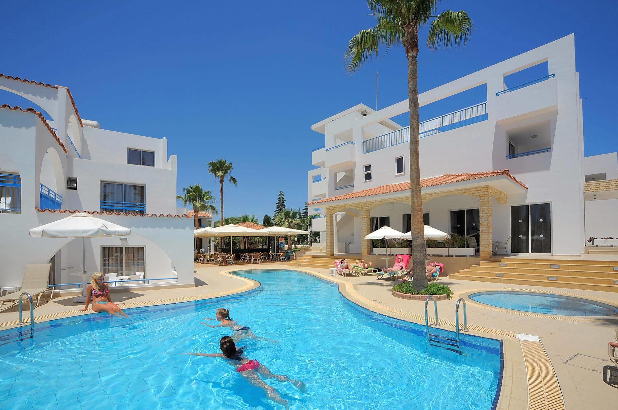 Petrosana Hotel Apartments Agia Napa Exterior foto